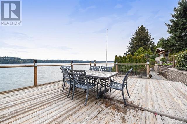 7602 Ships Point Rd, House detached with 3 bedrooms, 3 bathrooms and 6 parking in Comox Valley A BC | Image 8