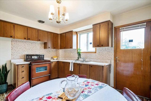 110 Winona Dr, House semidetached with 3 bedrooms, 2 bathrooms and 4 parking in Toronto ON | Image 11