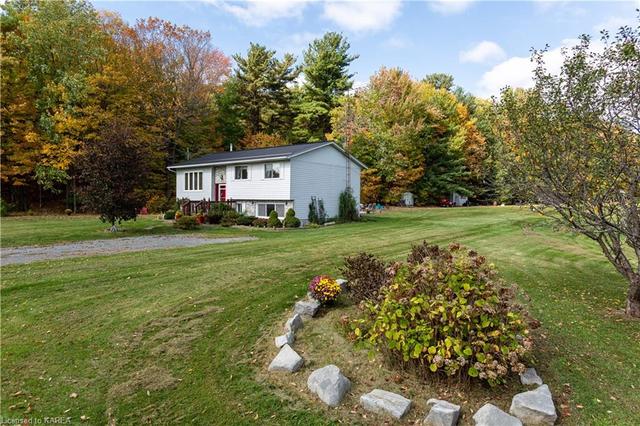 1840 Ormsbee Road, House detached with 4 bedrooms, 2 bathrooms and 4 parking in South Frontenac ON | Image 1