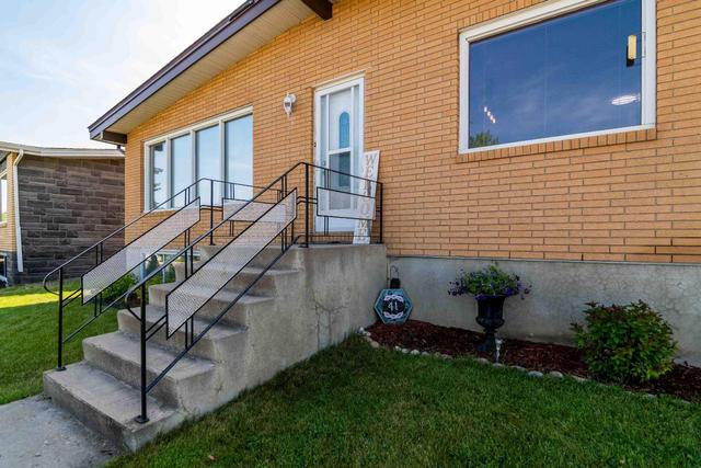 41 Chinook Drive Sw, House detached with 3 bedrooms, 2 bathrooms and 3 parking in Medicine Hat AB | Image 6