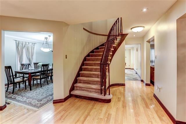28 Mandel Cres, House detached with 4 bedrooms, 4 bathrooms and 3 parking in Richmond Hill ON | Image 3