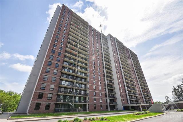411 - 665 Bathgate Drive, Condo with 3 bedrooms, 2 bathrooms and 1 parking in Ottawa ON | Card Image