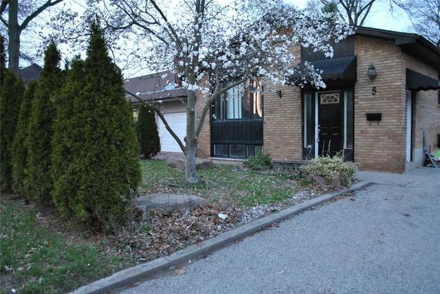 main - 5 Watson St, House detached with 3 bedrooms, 1 bathrooms and 3 parking in Toronto ON | Image 4