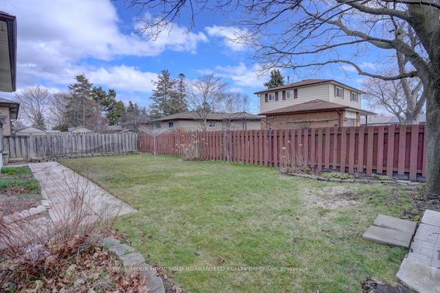 837 Hillcrest Rd, House detached with 3 bedrooms, 2 bathrooms and 4 parking in Pickering ON | Image 17