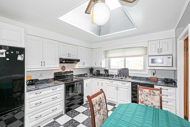 26 Solway Crt, House detached with 4 bedrooms, 3 bathrooms and 4 parking in Toronto ON | Image 3