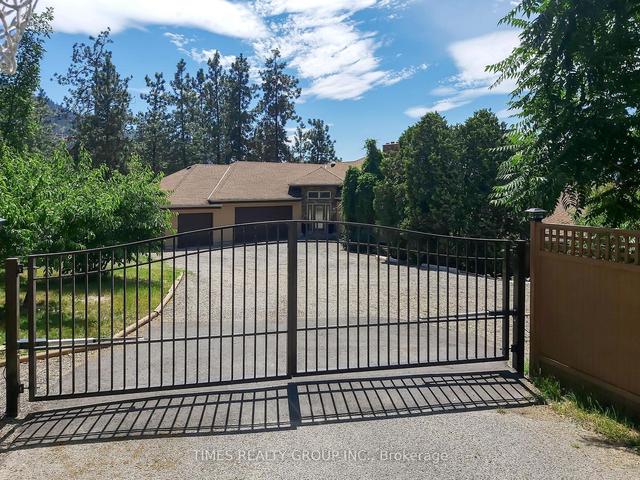 2092 Bennett Rd, House detached with 1 bedrooms, 4 bathrooms and 9 parking in Kelowna BC | Image 2