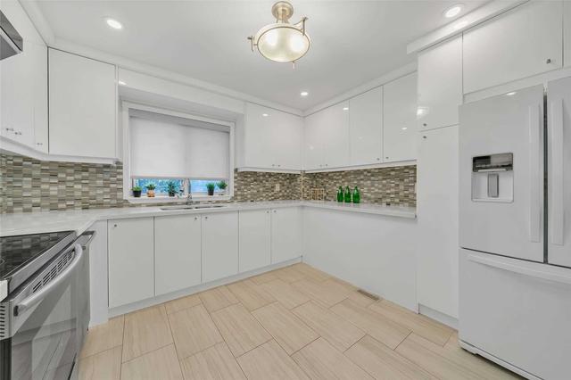 538 Jack Giles Circ, Townhouse with 3 bedrooms, 3 bathrooms and 2 parking in Newmarket ON | Image 5
