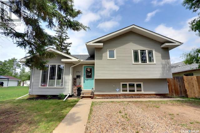 352 Cambridge Street, House detached with 4 bedrooms, 3 bathrooms and null parking in Prince Albert SK | Card Image