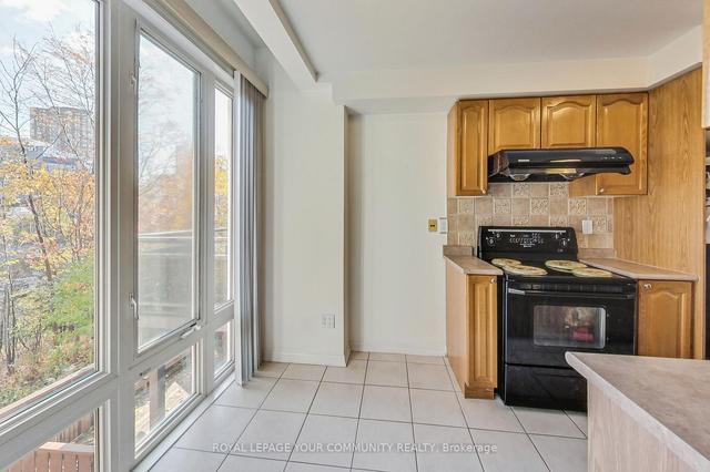 92 Dallimore Circ, House attached with 3 bedrooms, 4 bathrooms and 3 parking in Toronto ON | Image 4