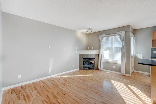 186 Royal Oak Gardens Nw, Home with 3 bedrooms, 1 bathrooms and 2 parking in Calgary AB | Image 5