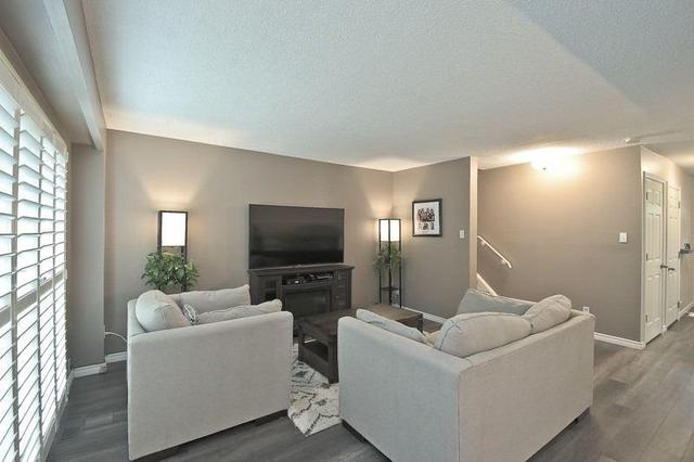 44 - 155 Glovers Rd, Townhouse with 3 bedrooms, 2 bathrooms and 1 parking in Oshawa ON | Image 4