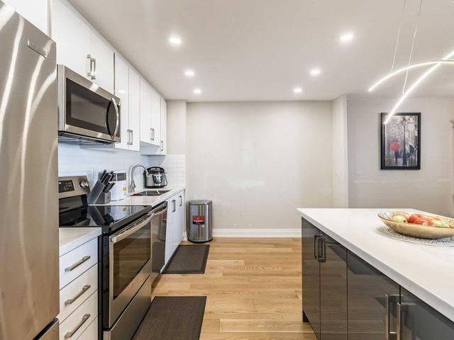 ph6 - 627 The West Mall Dr, Condo with 3 bedrooms, 2 bathrooms and 1 parking in Toronto ON | Image 4