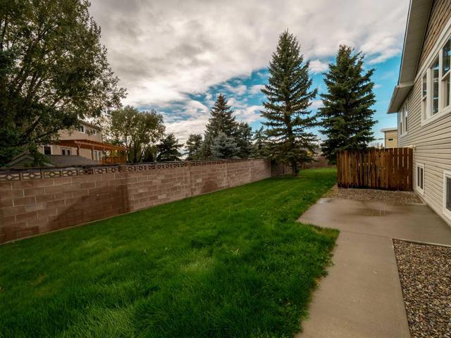 2 - 24 Cougar Cove N, Home with 3 bedrooms, 1 bathrooms and 1 parking in Lethbridge AB | Image 30