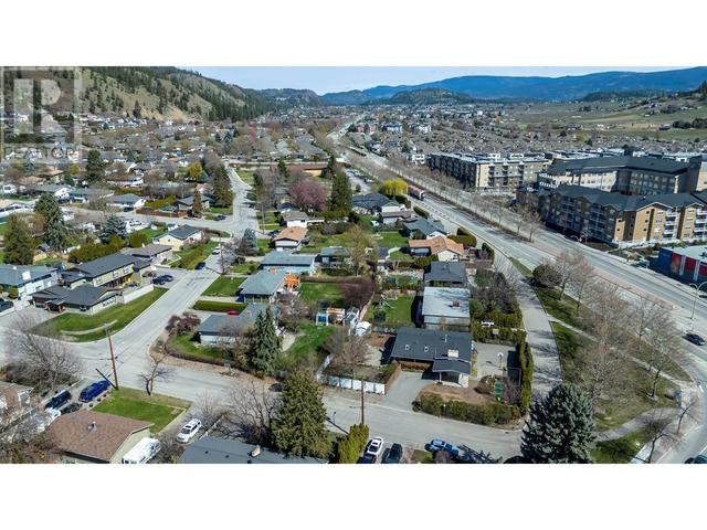 703 Glenburn Street, House detached with 5 bedrooms, 2 bathrooms and null parking in Kelowna BC | Image 5