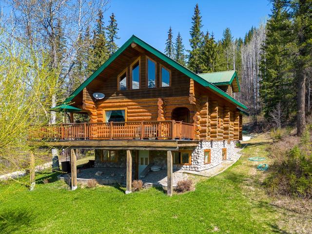 2604 Big Bend Highway, House detached with 3 bedrooms, 3 bathrooms and null parking in Columbia Shuswap A BC | Image 2