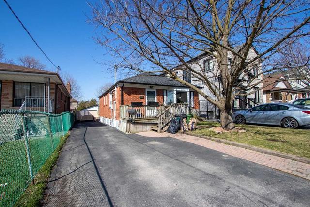 32 Phillip Ave, House detached with 3 bedrooms, 2 bathrooms and 4 parking in Toronto ON | Image 1