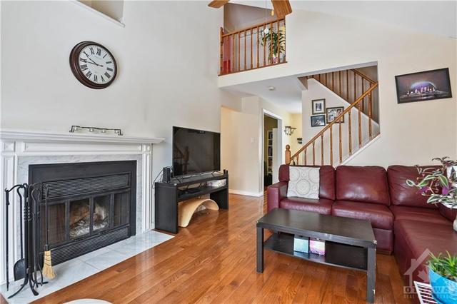 19 Adele Crescent, House detached with 4 bedrooms, 4 bathrooms and 5 parking in Ottawa ON | Image 6