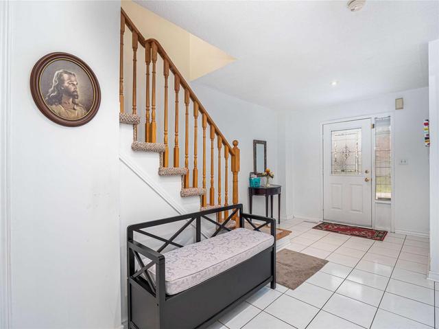 65 Kimberley Cres, Townhouse with 4 bedrooms, 3 bathrooms and 1 parking in Brampton ON | Image 2