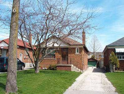 81 Twelfth St, House detached with 2 bedrooms, 2 bathrooms and 4 parking in Toronto ON | Image 1