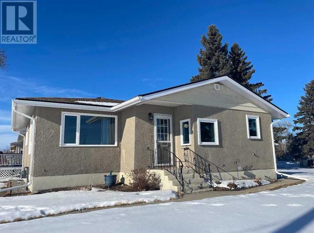 432 49 Avenue E, House detached with 2 bedrooms, 1 bathrooms and 4 parking in Claresholm AB | Image 2