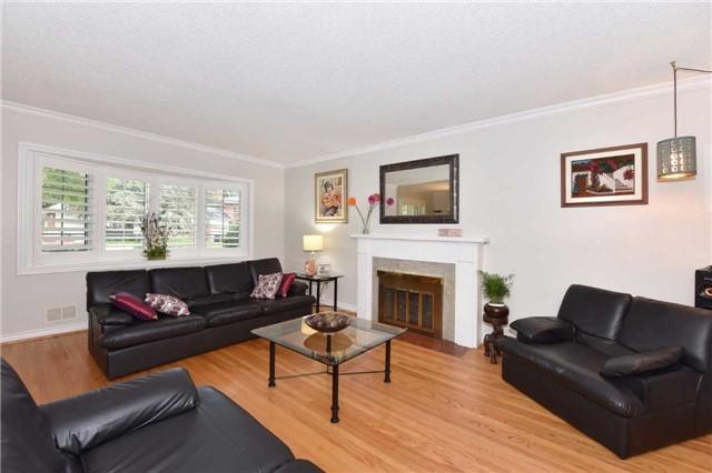 52 Glen Agar Dr, House detached with 3 bedrooms, 2 bathrooms and 4 parking in Toronto ON | Image 2