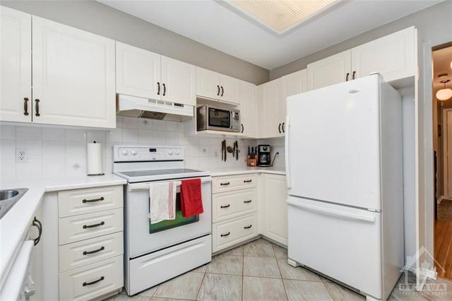 1816 Hialeah Drive, Townhouse with 3 bedrooms, 2 bathrooms and 3 parking in Ottawa ON | Image 13