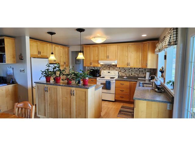 1480 Carson Road, House detached with 3 bedrooms, 3 bathrooms and null parking in Kootenay Boundary D BC | Image 22