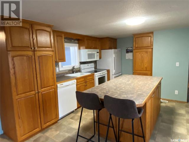 225 First Avenue N, Home with 2 bedrooms, 2 bathrooms and null parking in Pelly SK | Image 4