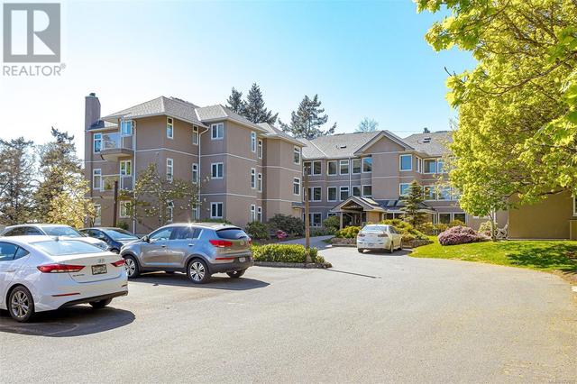 207c - 4678 Elk Lake Dr, Condo with 2 bedrooms, 2 bathrooms and 1 parking in Saanich BC | Image 3