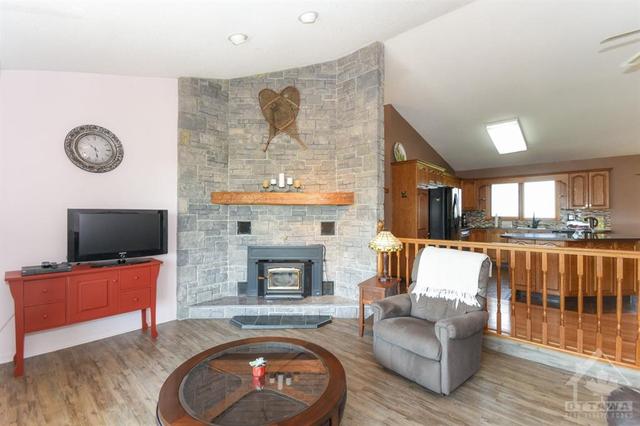 4045 Highway 17 Highway, House detached with 3 bedrooms, 3 bathrooms and 10 parking in Ottawa ON | Image 5