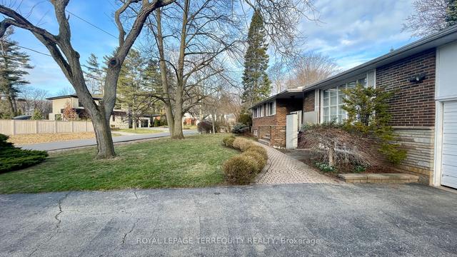 139 Sandwell Dr, House detached with 4 bedrooms, 3 bathrooms and 7 parking in Oakville ON | Image 3