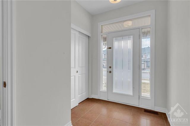 605 Spring Valley Drive, Townhouse with 3 bedrooms, 2 bathrooms and 3 parking in Ottawa ON | Image 4