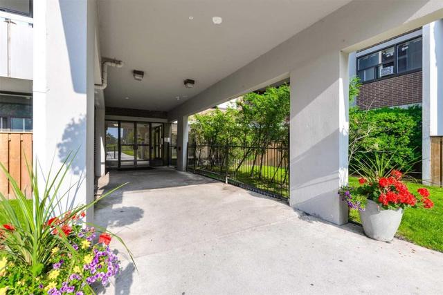 526 - 2121 Roche Crt, Condo with 2 bedrooms, 1 bathrooms and 1 parking in Mississauga ON | Image 2