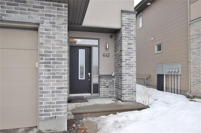 647 Gabriola Way, Townhouse with 3 bedrooms, 3 bathrooms and 3 parking in Ottawa ON | Image 2