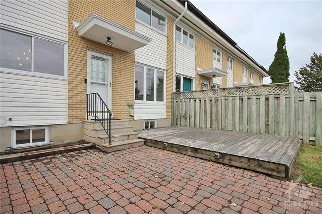a - 2672 Moncton Road, Townhouse with 4 bedrooms, 3 bathrooms and 1 parking in Ottawa ON | Image 2