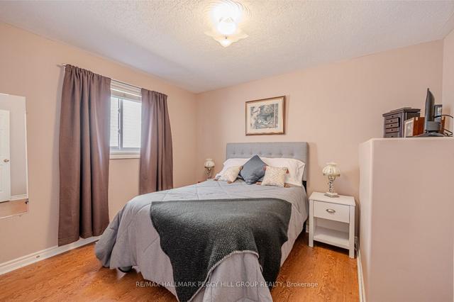 68 Bird St, House detached with 2 bedrooms, 2 bathrooms and 4 parking in Barrie ON | Image 4