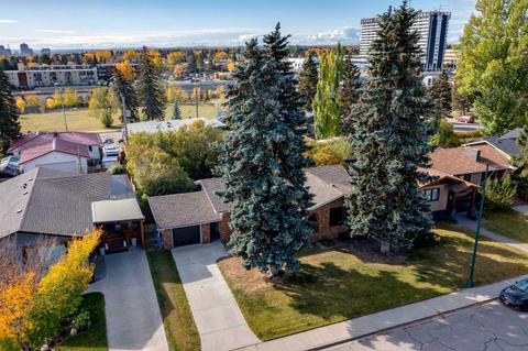 70 Mayfair Road Sw, House detached with 3 bedrooms, 4 bathrooms and 3 parking in Calgary AB | Card Image