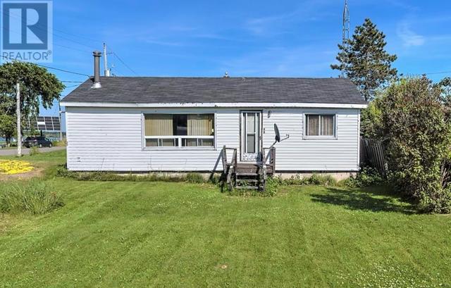 35 Algoma St, House detached with 2 bedrooms, 1 bathrooms and null parking in Thessalon ON | Image 2