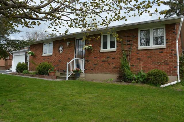 296 Bridge Street W, Home with 2 bedrooms, 2 bathrooms and null parking in Greater Napanee ON | Image 2
