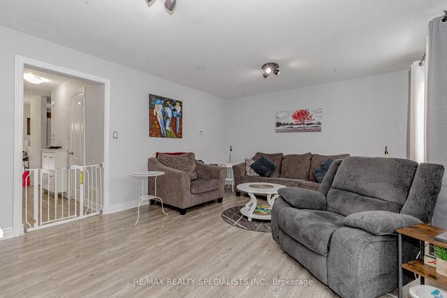 36 Carleton Pl, Townhouse with 3 bedrooms, 2 bathrooms and 2 parking in Brampton ON | Image 8