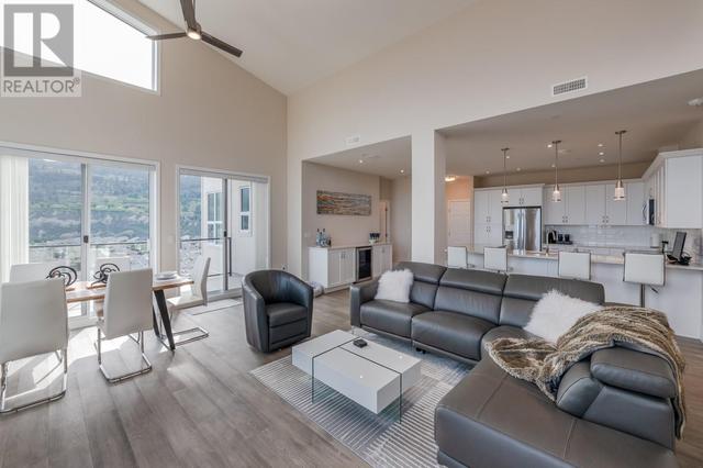 1401 - 3346 Skaha Lake Road, Condo with 2 bedrooms, 2 bathrooms and 1 parking in Penticton BC | Image 3