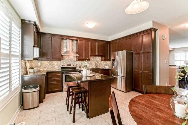 19 Cedar Lake Cres, Townhouse with 3 bedrooms, 4 bathrooms and 2 parking in Brampton ON | Image 9