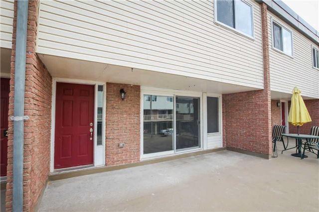 221 Milestone Cres, Townhouse with 3 bedrooms, 2 bathrooms and 1 parking in Aurora ON | Image 1