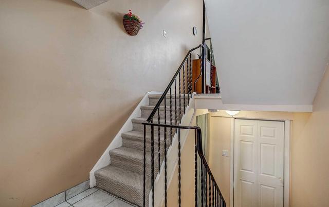 19 Mccallum Crt, Townhouse with 3 bedrooms, 2 bathrooms and 1 parking in Brampton ON | Image 16