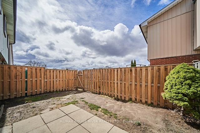 132 - 120 Nonquon Rd, Townhouse with 3 bedrooms, 1 bathrooms and 1 parking in Oshawa ON | Image 8