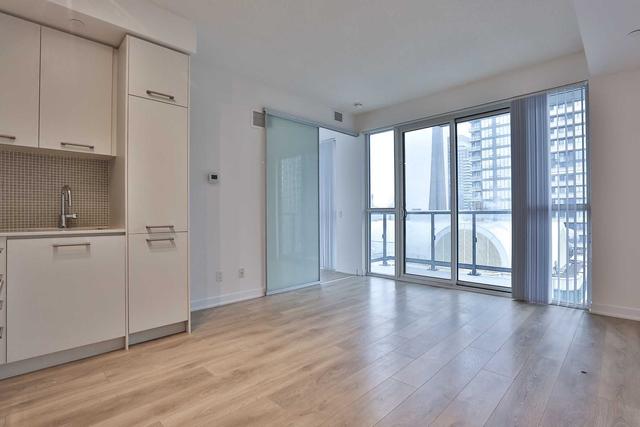2413 - 87 Peter St, Condo with 1 bedrooms, 1 bathrooms and 0 parking in Toronto ON | Image 4