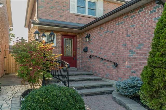 81 Winter Gardens Tr, House detached with 3 bedrooms, 3 bathrooms and 2 parking in Toronto ON | Image 3