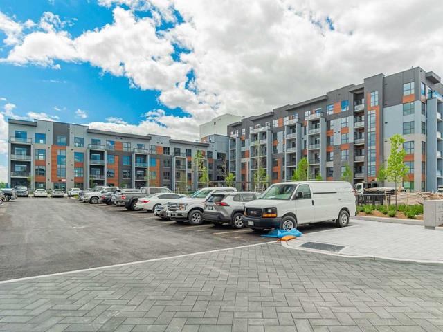 002 - 95 Dundas St W, Condo with 1 bedrooms, 1 bathrooms and 1 parking in Oakville ON | Image 1