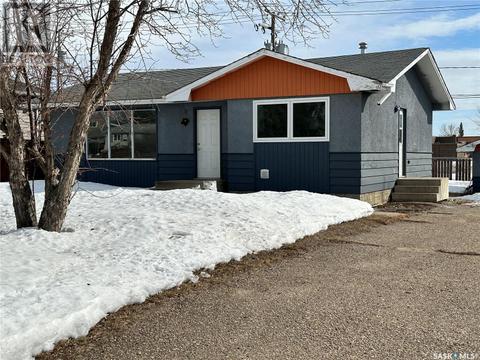 351 26th Street, House detached with 3 bedrooms, 2 bathrooms and null parking in Battleford SK | Card Image