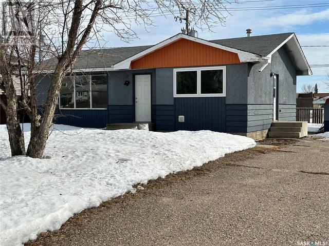 351 26th Street, House detached with 3 bedrooms, 2 bathrooms and null parking in Battleford SK | Image 1